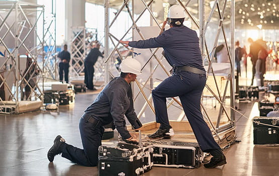 des personnes qui font des travaux de construction