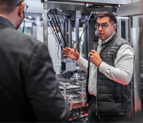 un homme qui parle dans un micro devant une machine