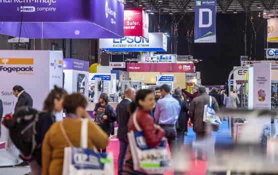 Des visiteurs dans les allées du salon. 