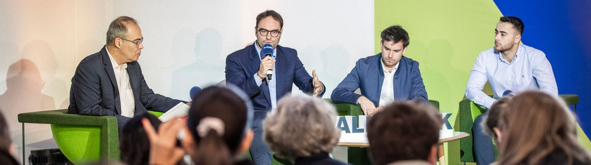 Des personnes qui parlent en conférence