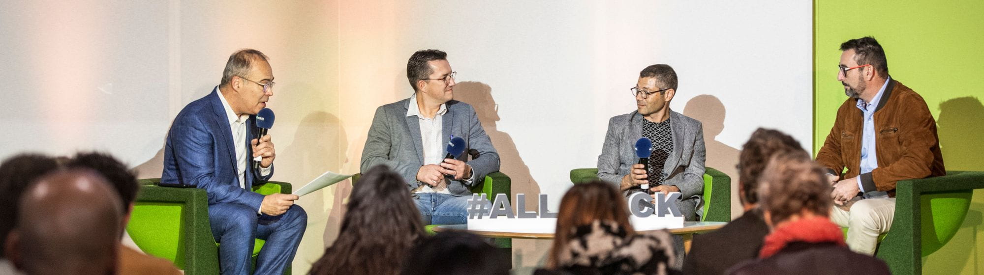 Des personnes qui parlent en conférence