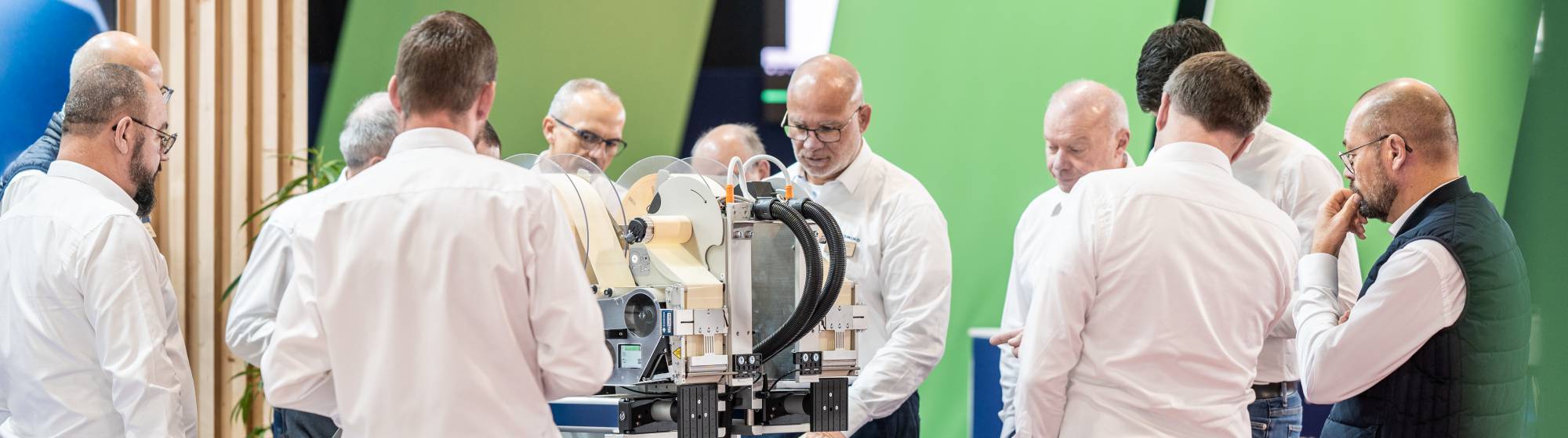 des personnes devant une machine