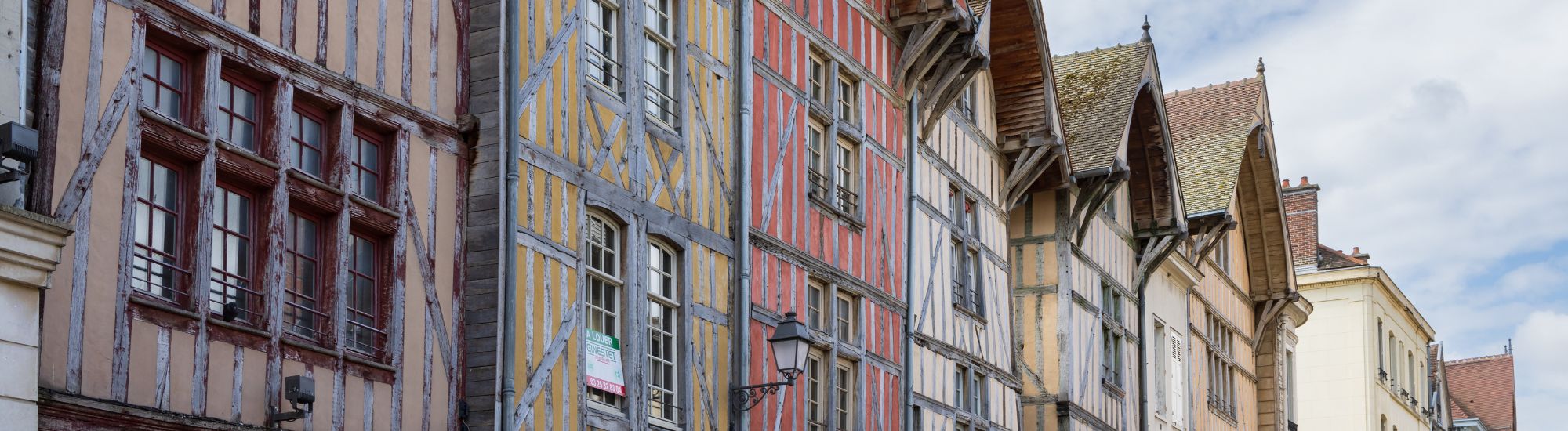 Des maisons colorées dans une rue dans l'est de la France